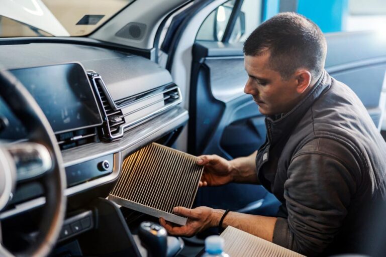 Cambio de filtro de cabina para vehículos en el taller automotriz Rollano e Hijos de Buin