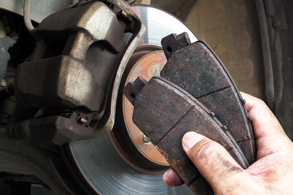 Revisión de cáliper para vehículos en el taller automotriz Rollano e Hijos de Buin