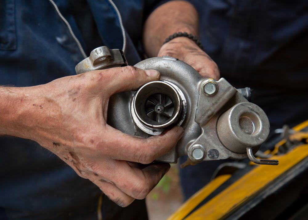 Revisión de turbo para vehículos en el taller automotriz Rollano e Hijos de Buin