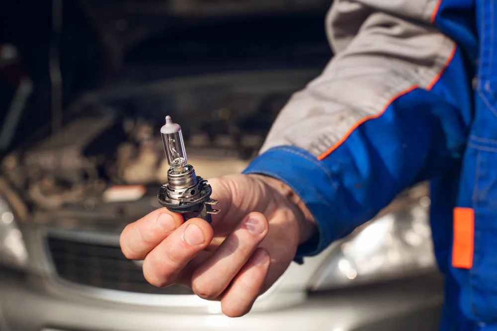 Cambio de ampolletas para vehículos en el taller automotriz Rollano e Hijos de Buin