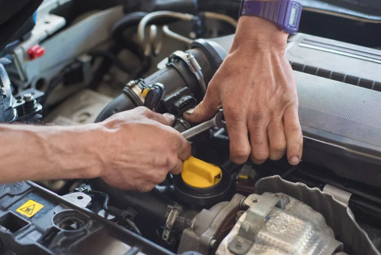 Cambio de bujías para vehículos en el taller automotriz Rollano e Hijos de Buin