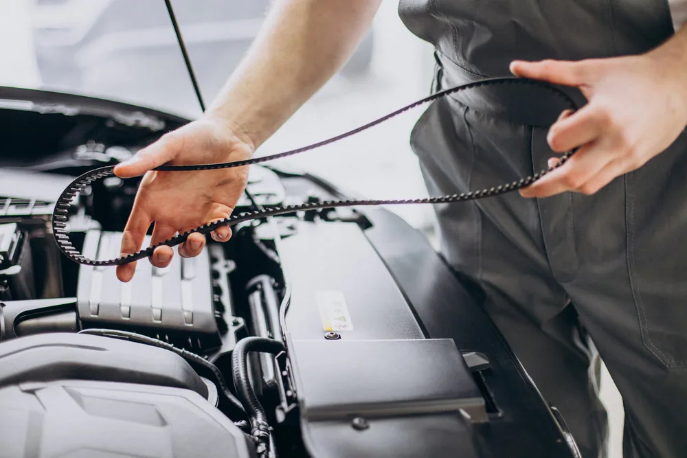Cambio de correas auxiliares para vehículos en el taller automotriz Rollano e Hijos de Buin