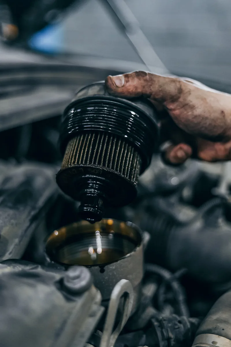 Cambio de filtro de aceite para vehículos en el taller automotriz Rollano e Hijos de Buin
