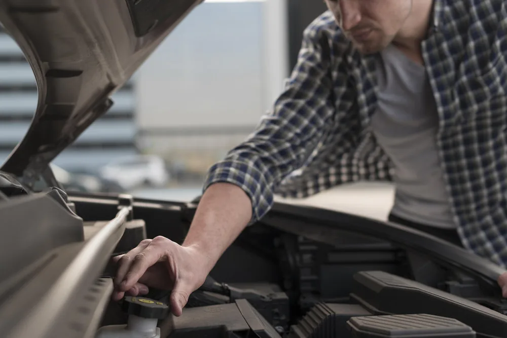 Cambio de termostato para vehículos en el taller automotriz Rollano e Hijos de Buin