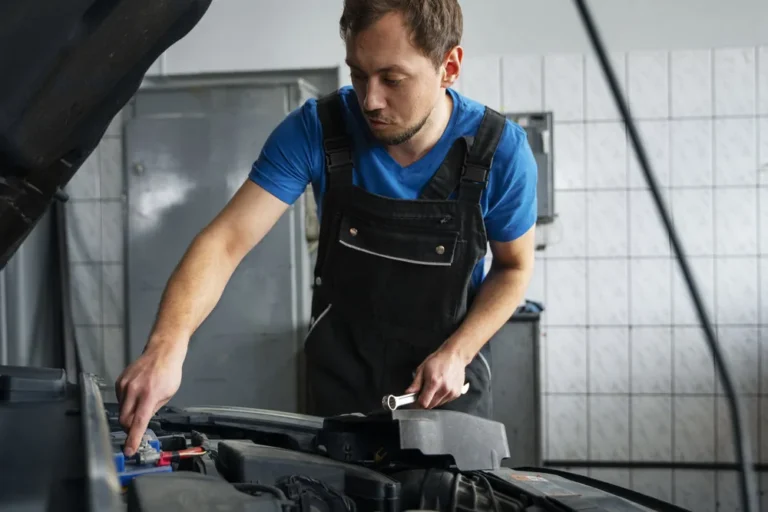 Carga de refrigerante A/C para vehículos en el taller automotriz Rollano e Hijos de Buin