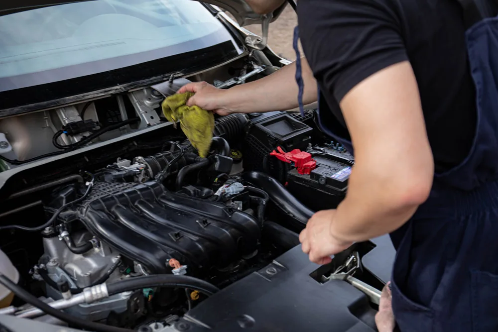 Chequeo de fluidos para vehículos en el taller automotriz Rollano e Hijos de Buin