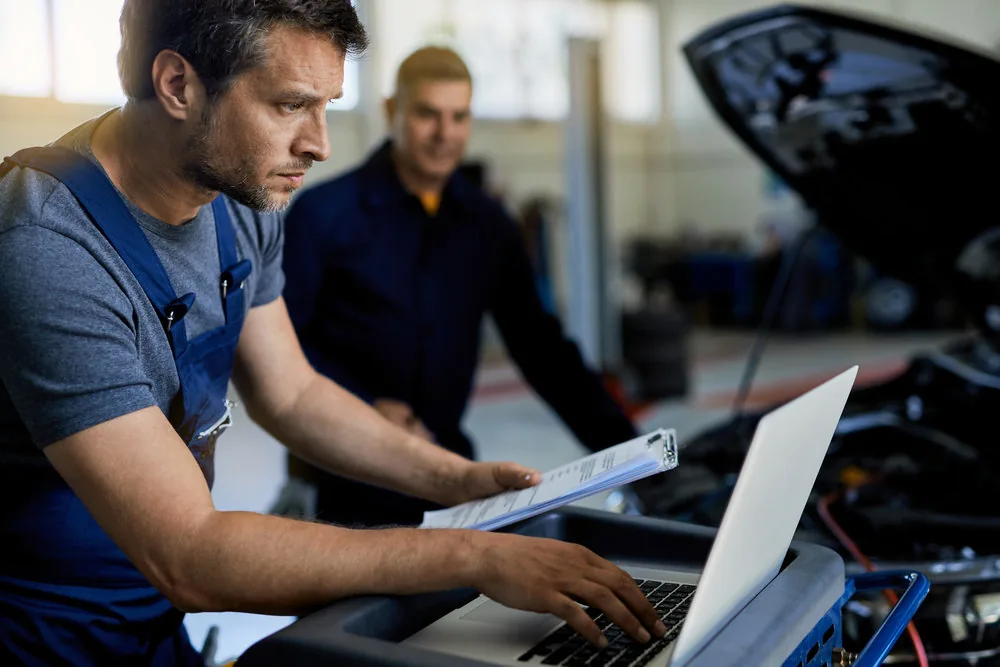 Diagnóstico electrónico general para vehículos en el taller automotriz Rollano e Hijos de Buin