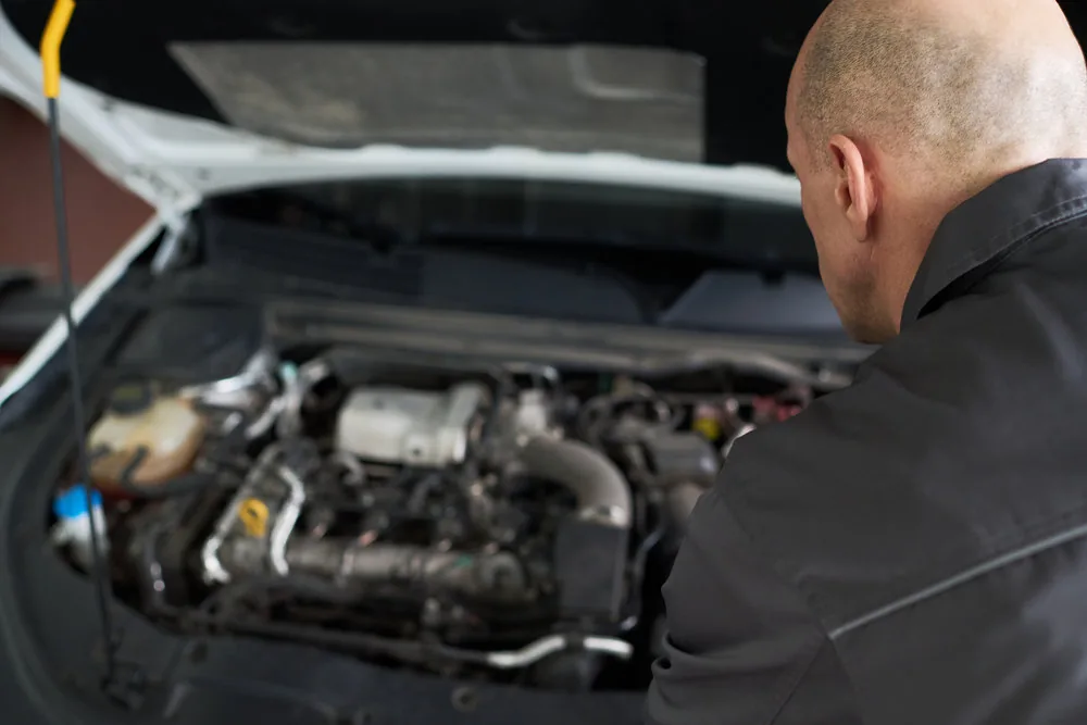 Diagnóstico de humo para vehículos en el taller automotriz Rollano e Hijos de Buin