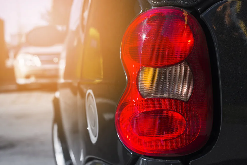 Diagnóstico de luces intermitentes para vehículos en el taller automotriz Rollano e Hijos de Buin