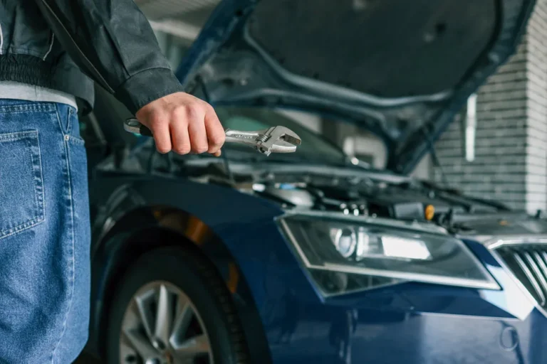 Inspección por fuga para vehículos en el taller automotriz Rollano e Hijos de Buin
