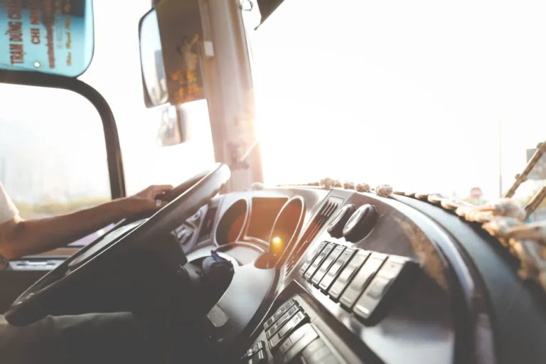Limpieza de admisión para vehículos en el taller automotriz Rollano e Hijos de Buin