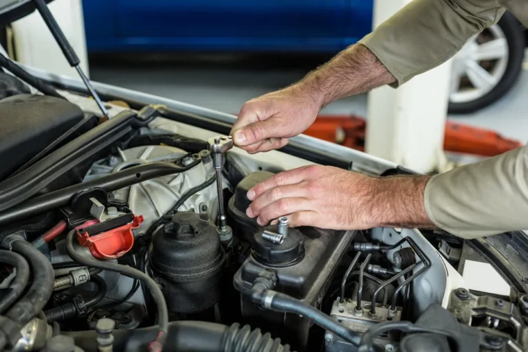 Limpieza de cuerpo de aceleración para vehículos en el taller automotriz Rollano e Hijos de Buin