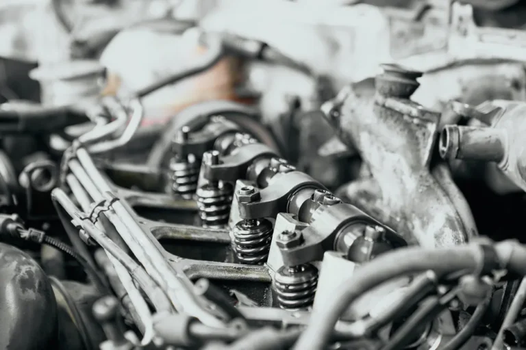Limpieza de sistema de alimentación para vehículos en el taller automotriz Rollano e Hijos de Buin