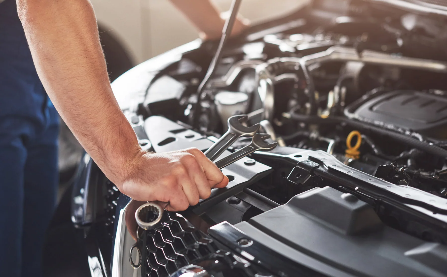 Mantenimiento de motor en servicio automotriz