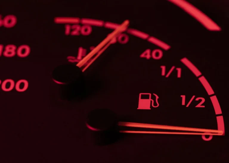 Medición de presión de combustible para vehículos en el taller automotriz Rollano e Hijos de Buin