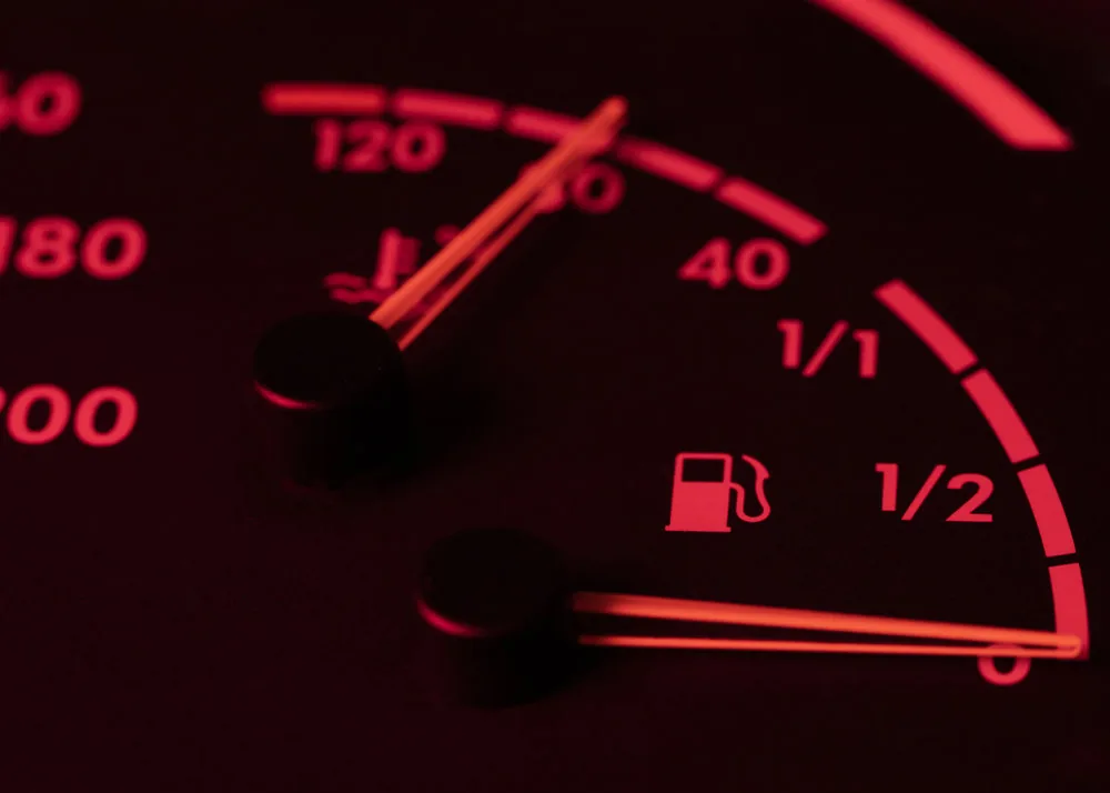 Medición de presión de combustible para vehículos en el taller automotriz Rollano e Hijos de Buin