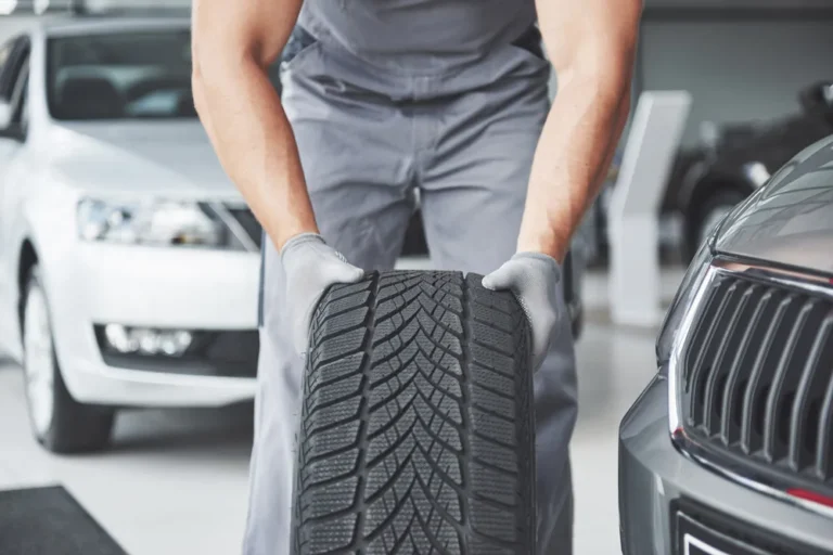 Montaje y desmontaje de neumáticos para vehículos en el taller automotriz Rollano e Hijos de Buin