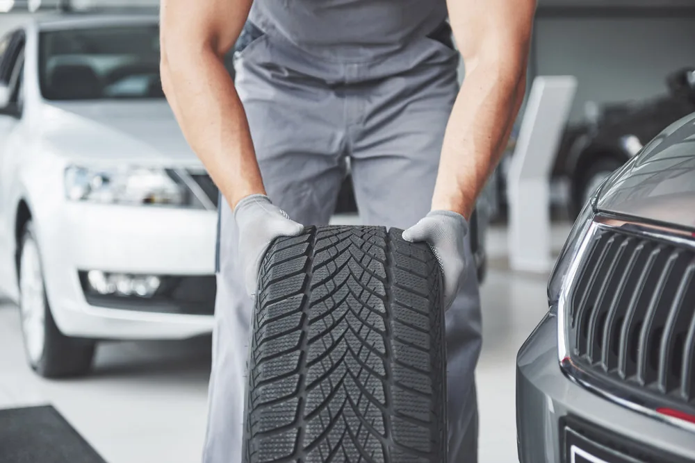 Montaje y desmontaje de neumáticos para vehículos en el taller automotriz Rollano e Hijos de Buin
