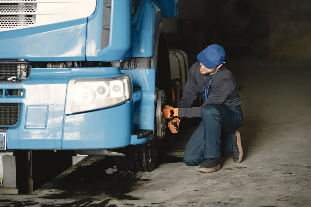 Preparación para revisión técnica para vehículos en el taller automotriz Rollano e Hijos de Buin