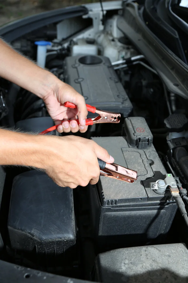 Prueba o cambio de batería para vehículos en el taller automotriz Rollano e Hijos de Buin