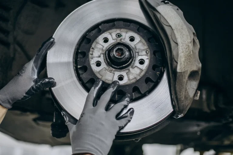 Purga del sistema de frenos para vehículos en el taller automotriz Rollano e Hijos de Buin
