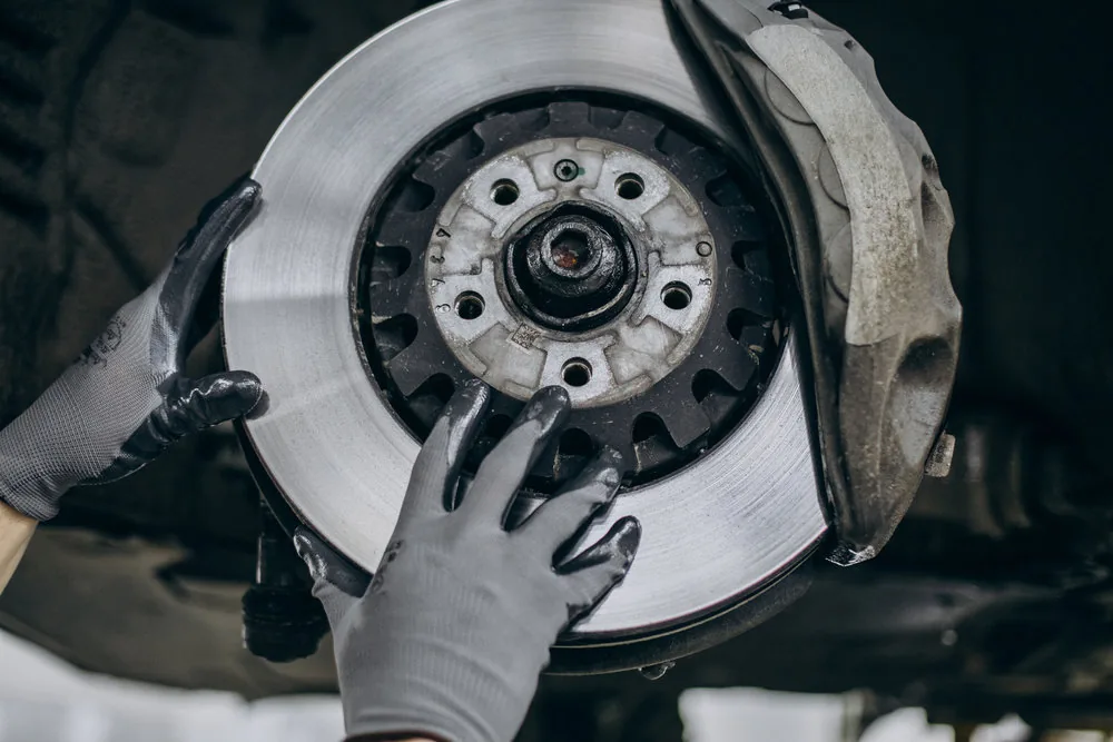 Purga del sistema de frenos para vehículos en el taller automotriz Rollano e Hijos de Buin