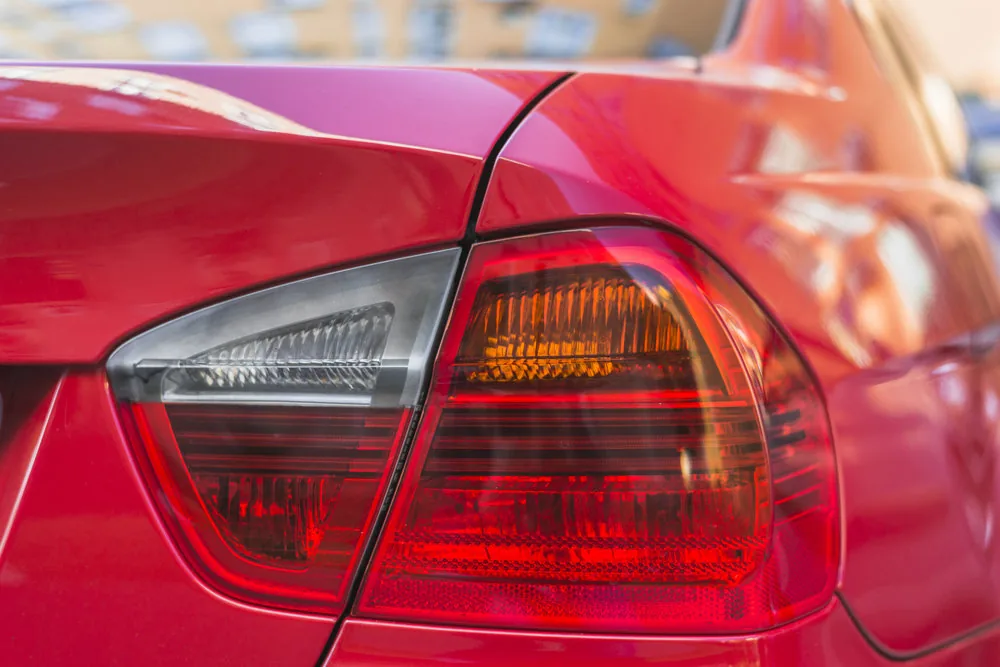Regulación de luces para vehículos en el taller automotriz Rollano e Hijos de Buin