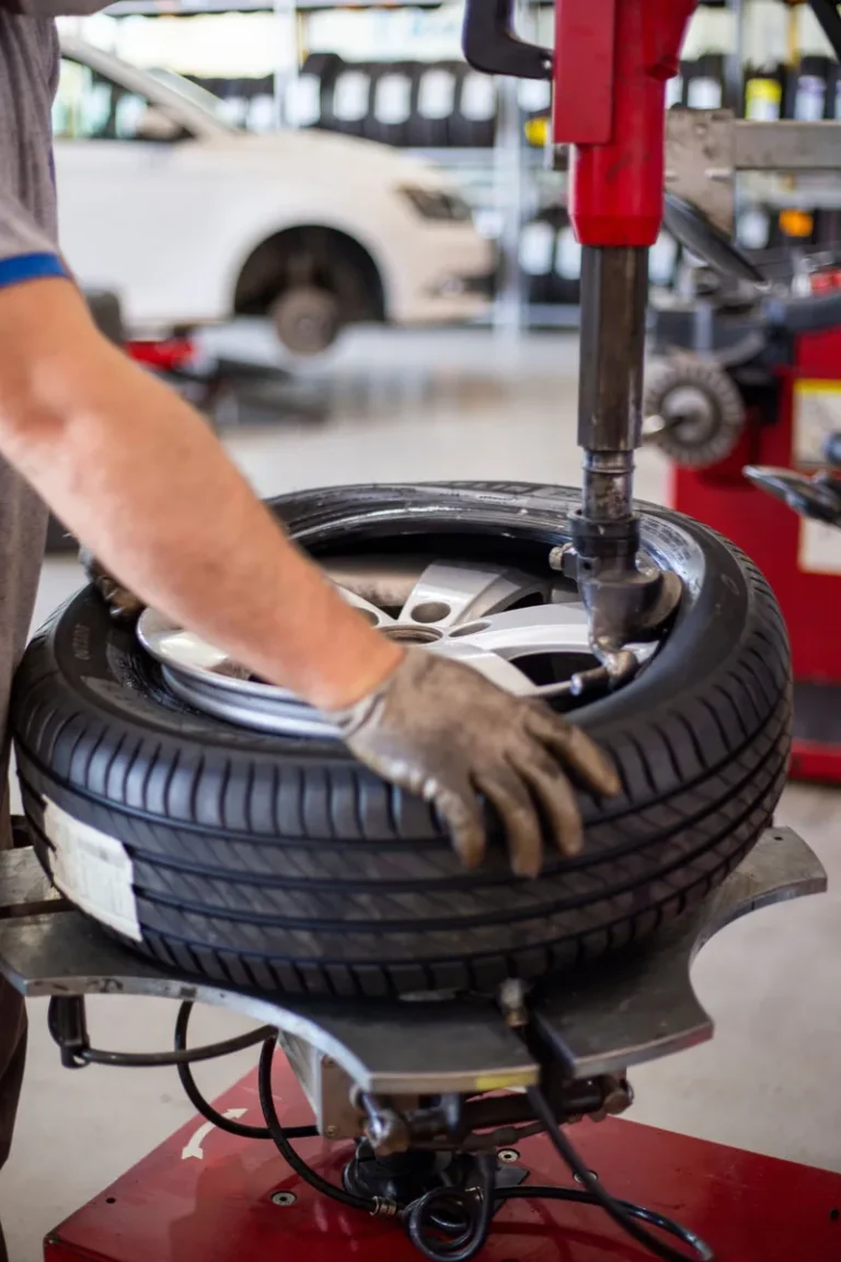 Reparación de pinchazo para vehículos en el taller automotriz Rollano e Hijos de Buin