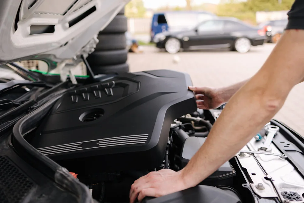 Revisión de alternador para vehículos en el taller automotriz Rollano e Hijos de Buin