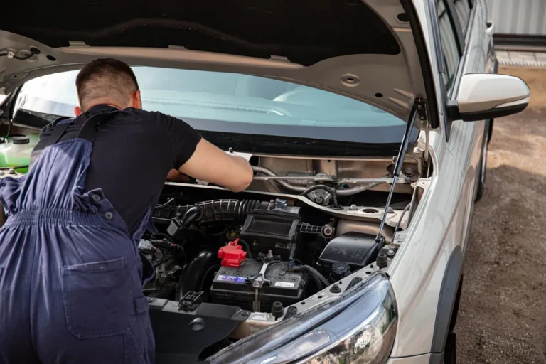Revisión de amortiguadores para vehículos en el taller automotriz Rollano e Hijos de Buin