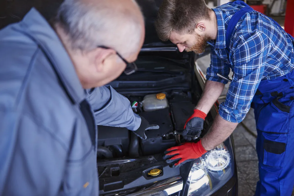 Revisión de bomba de agua para vehículos en el taller automotriz Rollano e Hijos de Buin