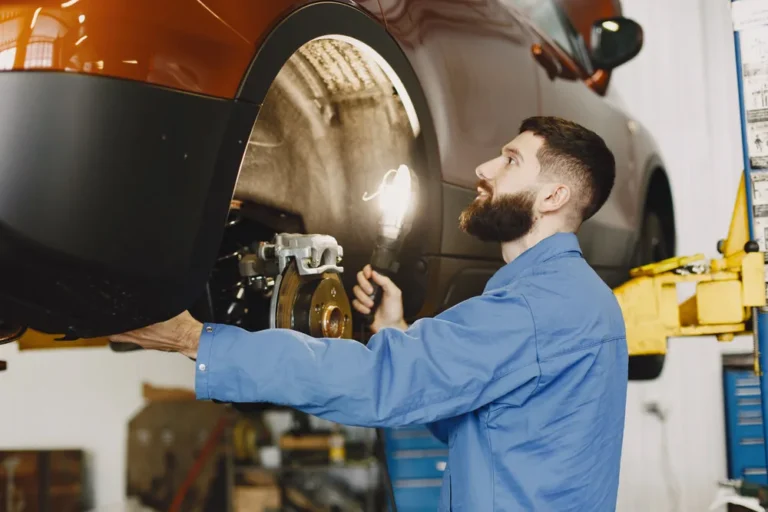 Revisión de cáliper para vehículos en el taller automotriz Rollano e Hijos de Buin