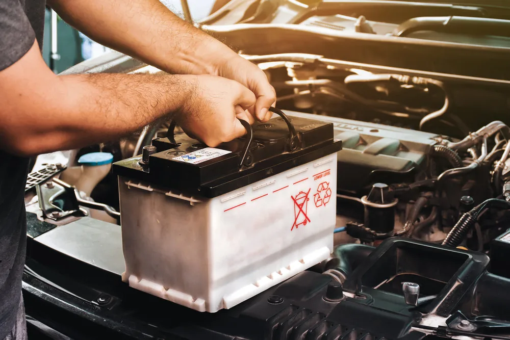 Revisión de carga y consumo para vehículos en el taller automotriz Rollano e Hijos de Buin