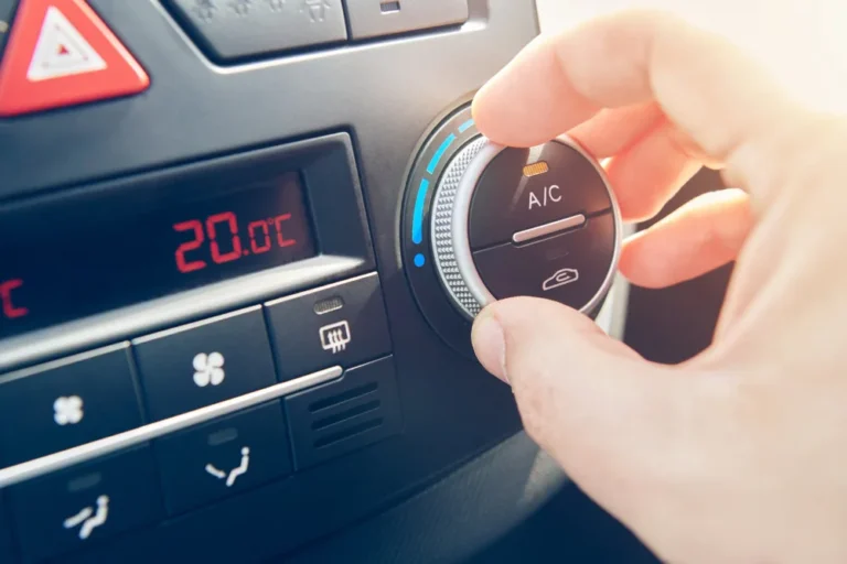 Revisión de compresor para vehículos en el taller automotriz Rollano e Hijos de Buin