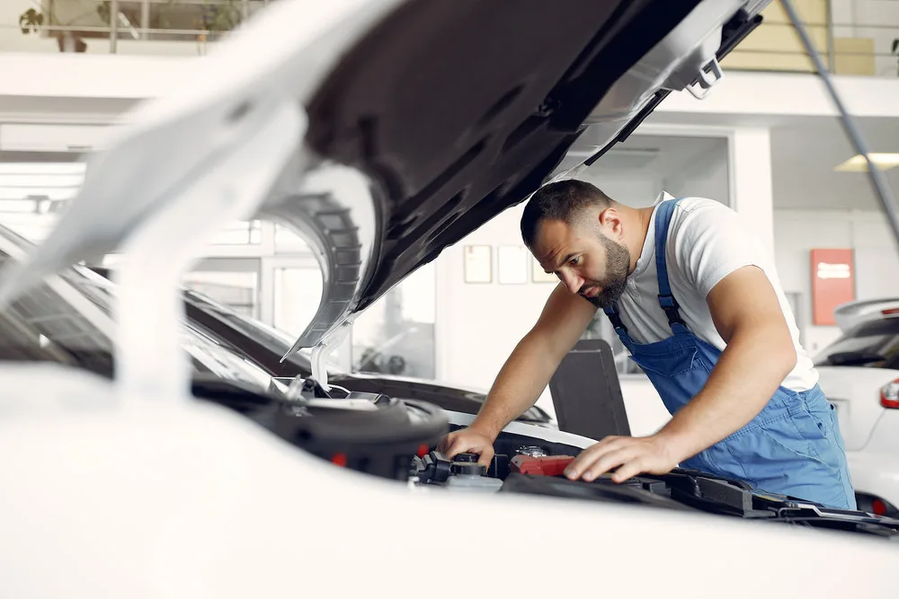 Revisión de convertidor catalítico para vehículos en el taller automotriz Rollano e Hijos de Buin