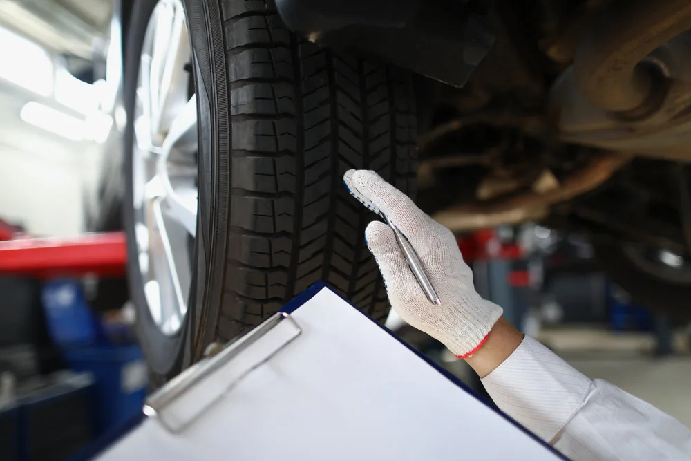 Revisión de desgaste irregular para vehículos en el taller automotriz Rollano e Hijos de Buin