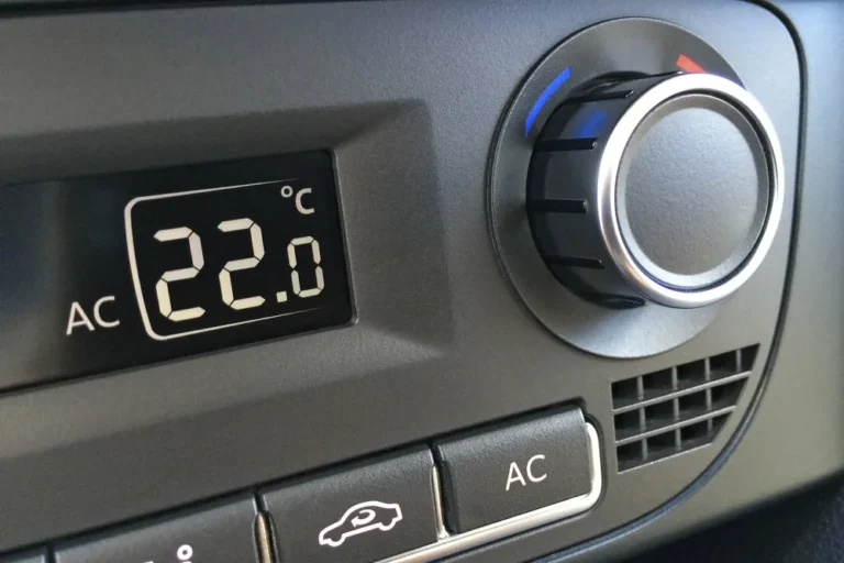 Revisión de fugas de A/C para vehículos en el taller automotriz Rollano e Hijos de Buin
