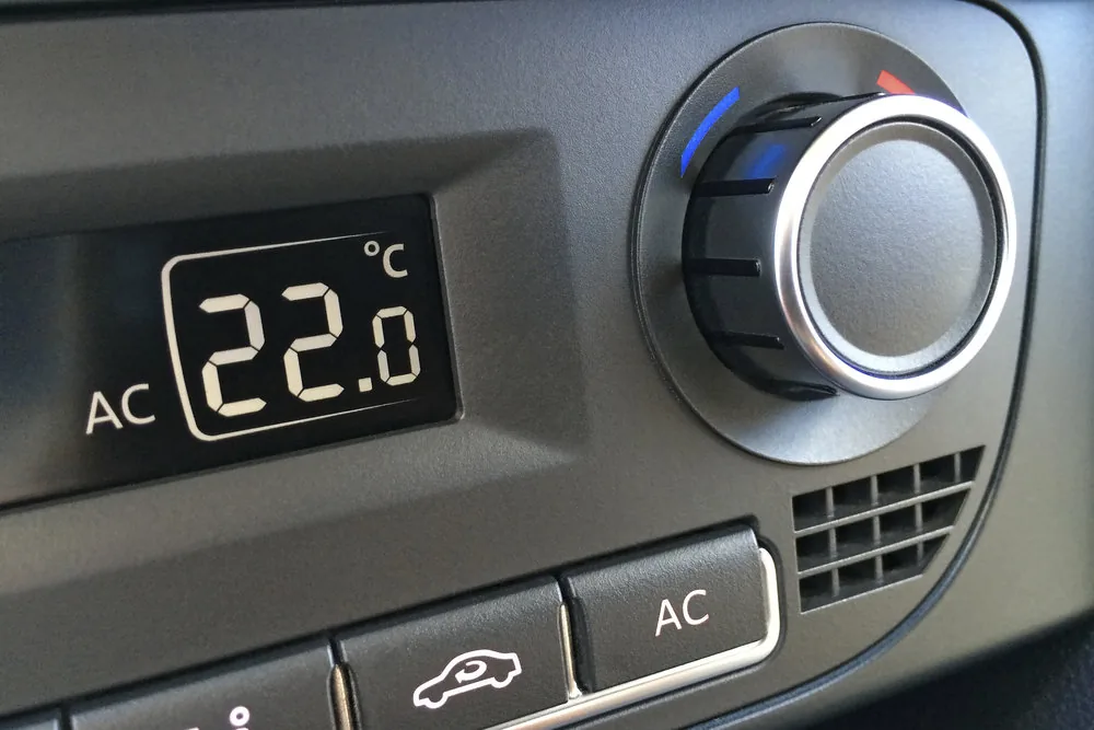 Revisión de fugas de A/C para vehículos en el taller automotriz Rollano e Hijos de Buin