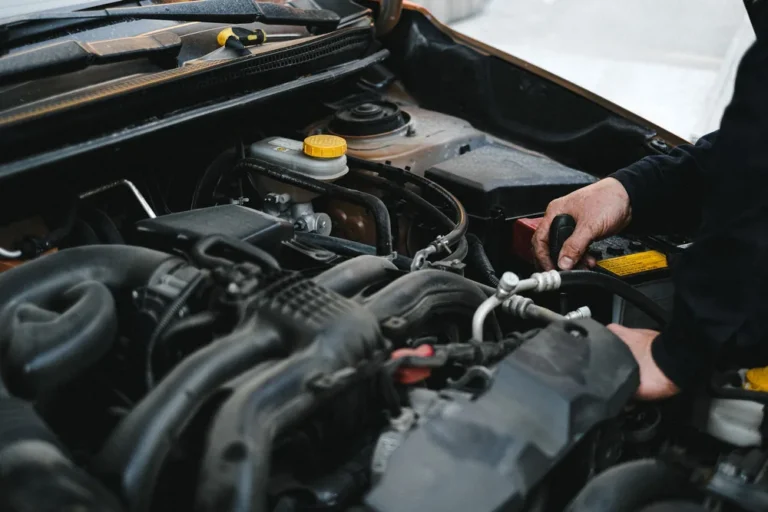 Revisión de intercooler para vehículos en el taller automotriz Rollano e Hijos de Buin