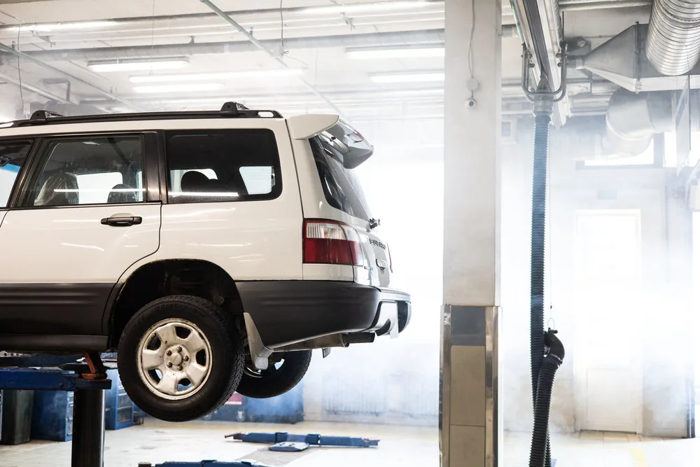 Revisión de líneas y fugas para vehículos en el taller automotriz Rollano e Hijos de Buin