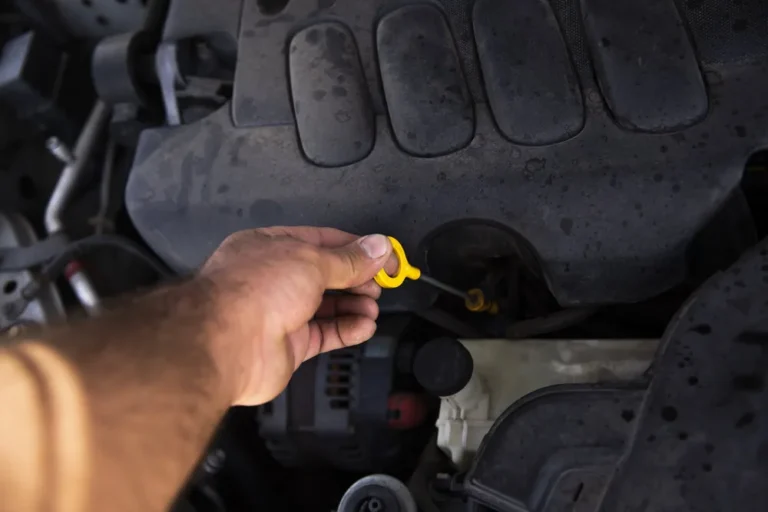 Revisión de líquido de frenos para vehículos en el taller automotriz Rollano e Hijos de Buin