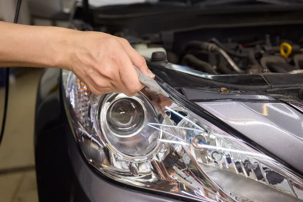 Revisión de luces y ampolletas para vehículos en el taller automotriz Rollano e Hijos de Buin