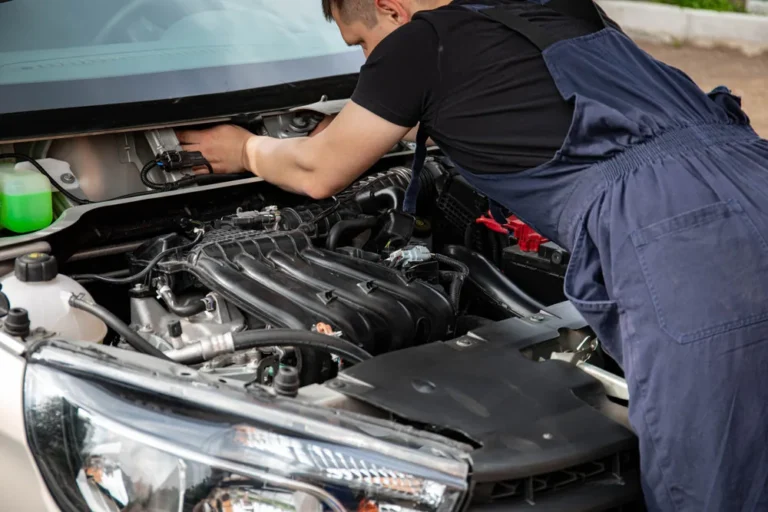 Revisión de mangueras de admisión para vehículos en el taller automotriz Rollano e Hijos de Buin