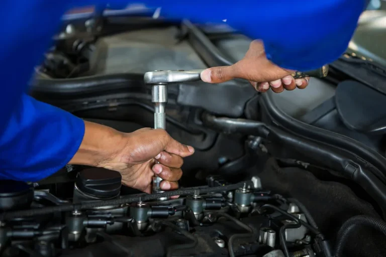 Revisión de motor de partida para vehículos en el taller automotriz Rollano e Hijos de Buin