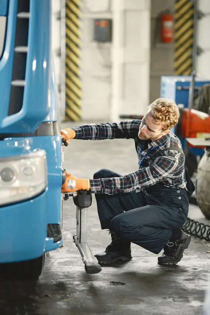 Revisión de neumáticos para vehículos en el taller automotriz Rollano e Hijos de Buin