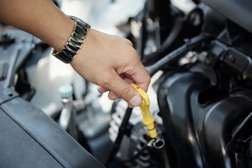 Revisión de niveles para vehículos en el taller automotriz Rollano e Hijos de Buin