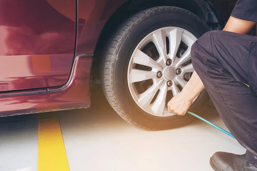 Revisión de presión para vehículos en el taller automotriz Rollano e Hijos de Buin
