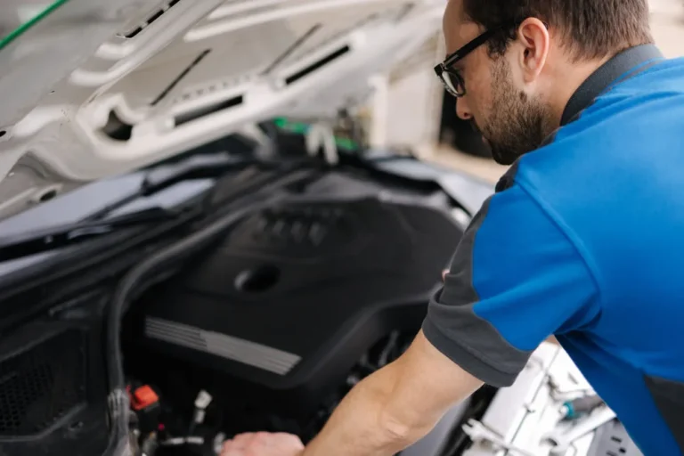 Revisión de radiador para vehículos en el taller automotriz Rollano e Hijos de Buin