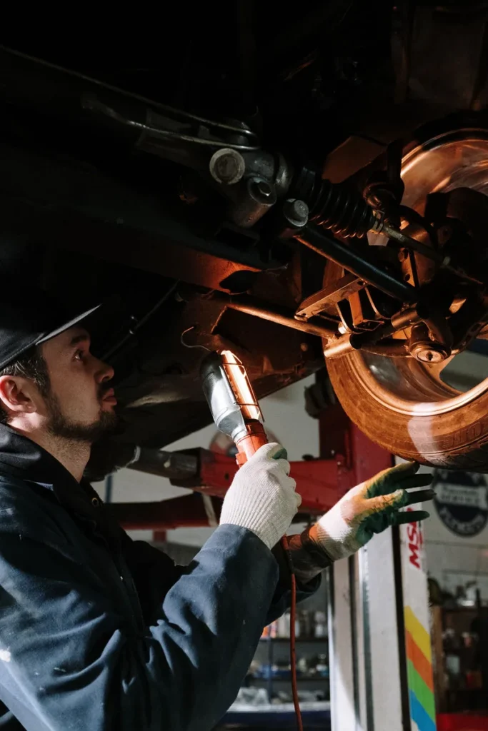 Revisión de soportes de escape para vehículos en el taller automotriz Rollano e Hijos de Buin