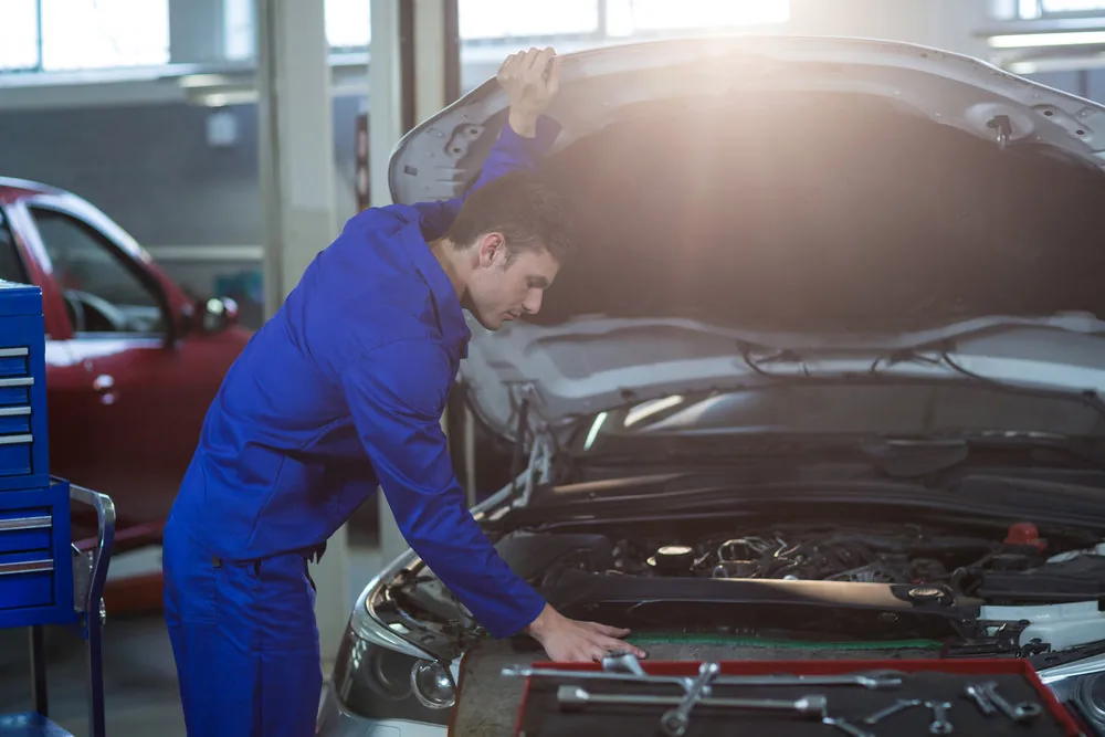 Mecánico trabajando en el motor de un vehículo